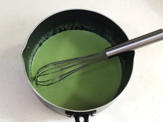 6、抹茶蔓越莓麻薯,搅拌至无颗粒状态。