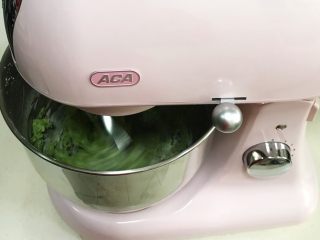 8、抹茶蔓越莓麻薯,启动厨师机4档搅拌。