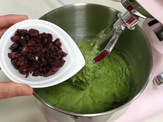 9、抹茶蔓越莓麻薯,倒入蔓越莓干拌匀。