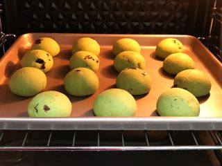12、抹茶蔓越莓麻薯,请按照各种烤箱情况调整温度和时间。