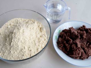 1、大黄米年糕,准备好所需食材：大黄米面粉500g  豆沙适量   温水250ML  
