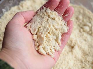 2、大黄米年糕,松开手以后，还能再散开，这样的程度就好了；