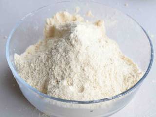 3、大黄米年糕,搓好的大黄米面粉盖上保鲜膜，静置2小时以上；