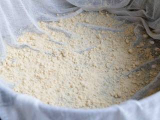 4、大黄米年糕,蒸锅内加入足够多的清水，大火烧开，蒸锅铺上一层薄薄的纱布，撒一层薄薄的米面粉；