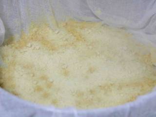 5、大黄米年糕,全程大火开着，直到面粉变色后继续再铺一层进去，以此类推，直到面粉全部铺完，最后盖上锅盖焖1-2分钟左右，表面没有干粉即可