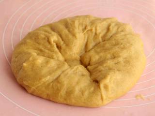 6、大黄米年糕,蒸好的面团放在硅胶垫上或是大盆里，手上沾冷水，趁热揉均匀