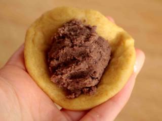 8、大黄米年糕,包入适量的红豆沙，像包包子一样封好接口