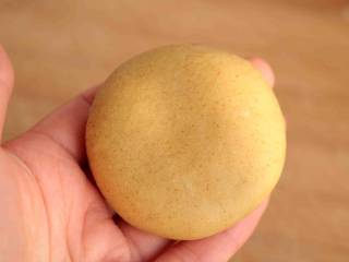 9、大黄米年糕,按成扁圆状就可以了