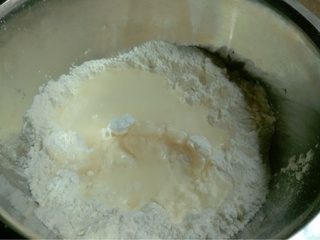 1、双色蛋黄酥,如图先用材料中含1的食材一起加入制作油皮