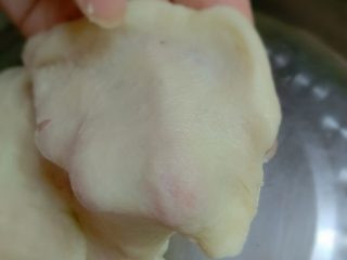 2、双色蛋黄酥,如图揉至出膜状态盖保鲜膜醒面30分钟