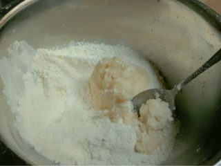 3、双色蛋黄酥,如图用材料中含2的食材一起揉成柔软的面团