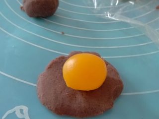 5、双色蛋黄酥,如图醒面时先做馅儿，取20克豆沙包入一个蛋黄揉圆依次都做好备用