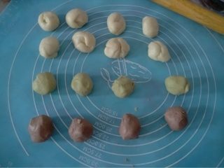 6、双色蛋黄酥,如图醒好的油皮和油酥分成同等份