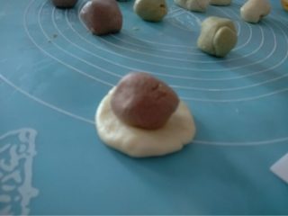 7、双色蛋黄酥,如图取一油皮按扁包入油酥