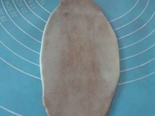 8、双色蛋黄酥,如图再擀成牛舌状从上而下卷起