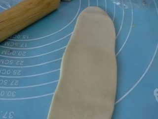 10、双色蛋黄酥,如图再将醒好的酥皮按压从上而下卷起
