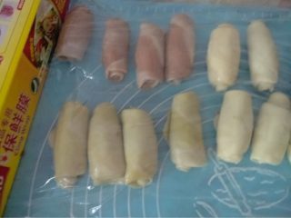 11、双色蛋黄酥,如图依次做好所有静置15分钟