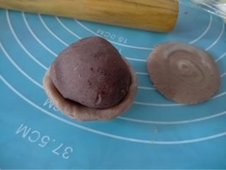 12、双色蛋黄酥,如图取一酥皮团从中间切开，按扁，纹路好看的放外面包入豆沙蛋黄馅儿