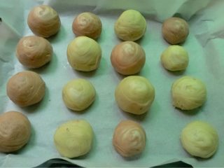 13、双色蛋黄酥,如图依次包好所有，预热烤箱180度烤25分钟