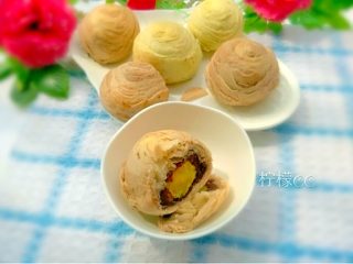 14、双色蛋黄酥,如图成品图切开酥香的很呐