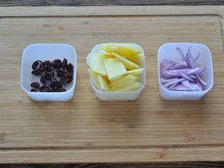 2、蔓越莓土豆浓汤,土豆去皮切薄片（反正等下要打碎，所以切成方便快速煮熟的形状即可），洋葱切细丝，蔓越莓干准备一小把。