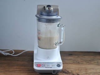 6、蔓越莓土豆浓汤,煮好的食材，稍稍放凉到不烫，倒入食物搅拌机中，搅打细腻。