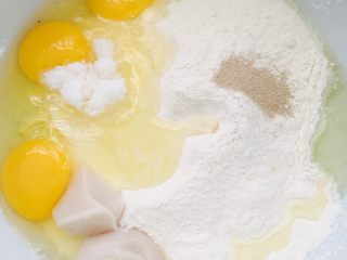 1、巧果#有个故事#,所有材料备齐、除猪油以外、其它不用加水、直接用鸡蛋和成面团……