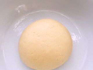 2、巧果#有个故事#,把猪油加入继续揉成光滑的面团