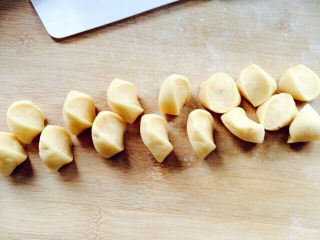 4、巧果#有个故事#,把面团充分揉匀、排出气泡、搓成长条、切成小剂子……