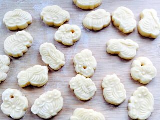 7、巧果#有个故事#,倒扣脱模、轻敲出巧果柸