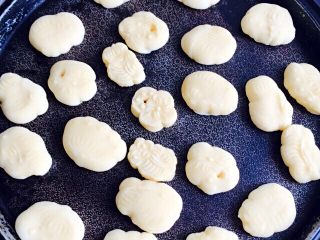 8、巧果#有个故事#,电饼档加热、把巧果放进锅里摆好、烙至两面金黄即可……