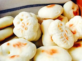 9、巧果#有个故事#,取出、放入器皿里、也可以用红线绳串起来即可、漂亮又好吃的巧果做好了、友友们喜欢吗……????????????????????