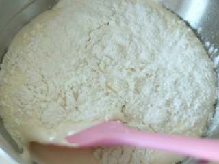 4、布朗尼蛋糕,全蛋湖中加过筛的低粉拌匀。