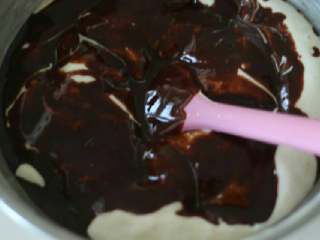 5、布朗尼蛋糕,再加入融化的巧克力拌匀。