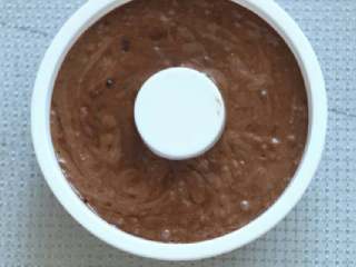 7、布朗尼蛋糕,倒入模具，烤箱180度，烤30分钟左右。