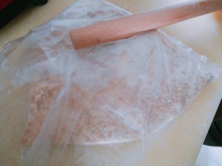 3、树莓奶酪慕斯,用擀面杖敲碎压碎