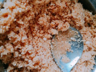 7、树莓奶酪慕斯,用勺子搅拌均匀