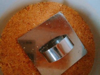 9、树莓奶酪慕斯,抹平