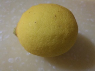 13、树莓奶酪慕斯,柠檬切块，挤出柠檬汁