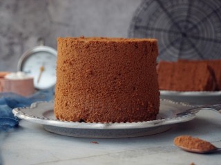 14、4寸可可蛋糕,烘烤好的蛋糕立即取出，在桌面上摔两下，震出热气