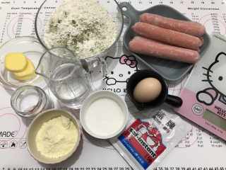 1、抹茶热狗肠面包,准备好所有材料