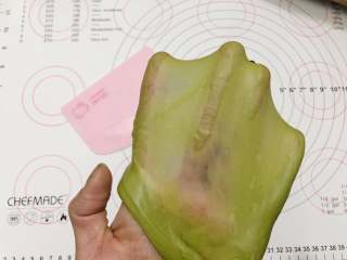 3、抹茶热狗肠面包,揉至扩展状态可拉出簿膜即可