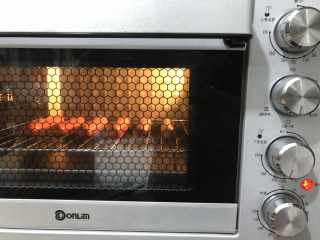 4、抹茶热狗肠面包,热狗送进烤箱,不用预热上下火130度10分的