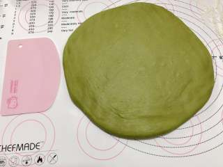 5、抹茶热狗肠面包,发酵好的面团拿出排气