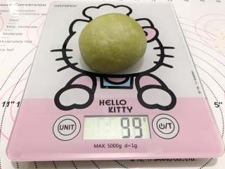 6、抹茶热狗肠面包,分割面团,分成6等份