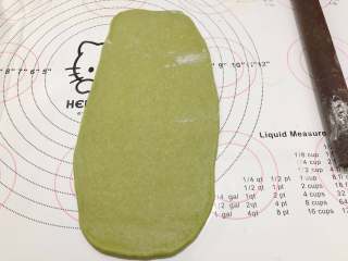 8、抹茶热狗肠面包,发松弛好的面团擀开,擀成长方形