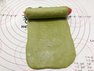 10、抹茶热狗肠面包,码上热狗肠由上往下卷