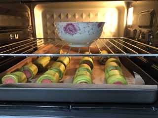 13、抹茶热狗肠面包,码在烤盘上,送进烤箱发酵至1.5倍大