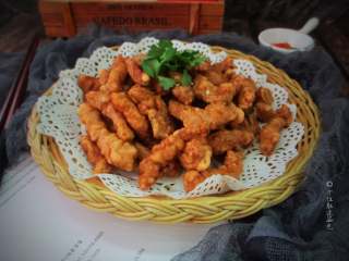 12、炸酥肉,炸好的酥肉放置微凉之后表面特别酥脆，且肉质细嫩，很是美味