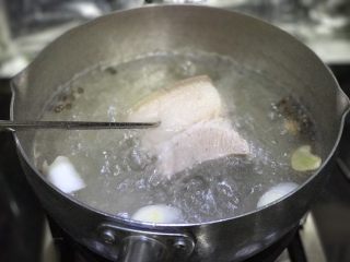 3、豆豉回锅肉,大约在15～20分钟左右（根据肉块大小），用筷子可以轻松插入就可以捞出来沥水备用